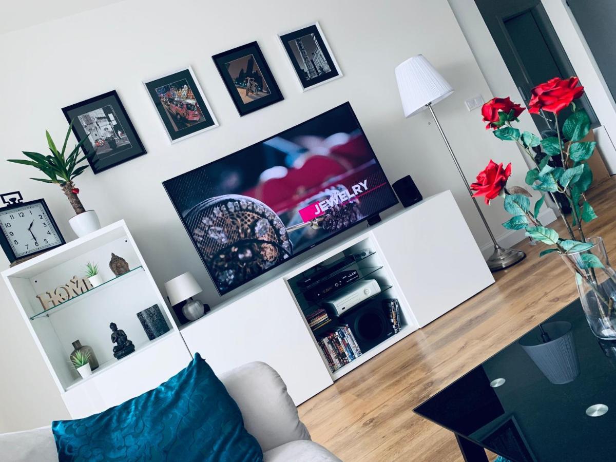 E1 Luxury Oldtown Apt - 2X Parking, Foodstore, Pcscreen, Netflix, Unlimited Music, Crib, Babychair, Fastwifi, Aircon Koszyce Zewnętrze zdjęcie
