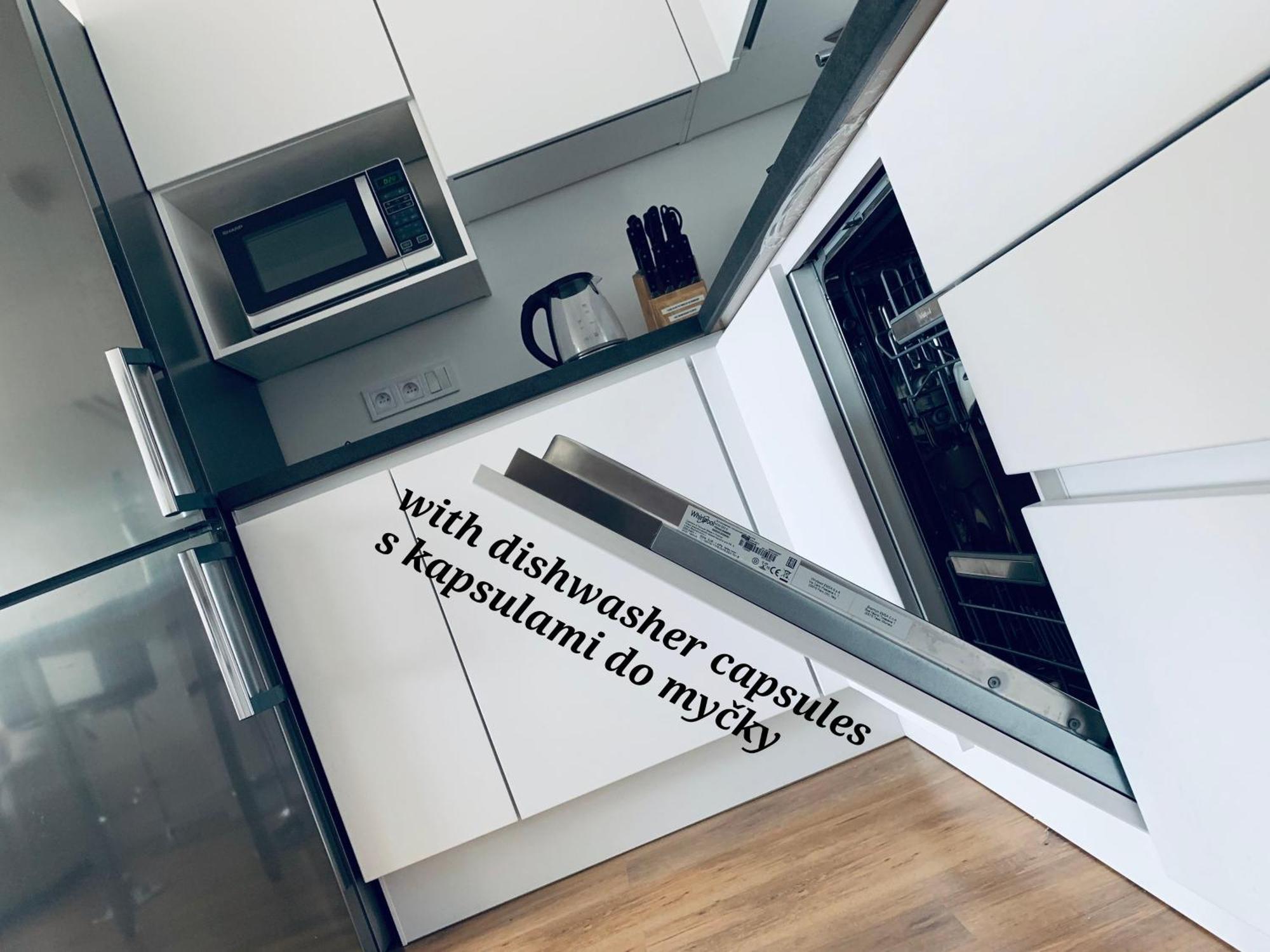 E1 Luxury Oldtown Apt - 2X Parking, Foodstore, Pcscreen, Netflix, Unlimited Music, Crib, Babychair, Fastwifi, Aircon Koszyce Zewnętrze zdjęcie