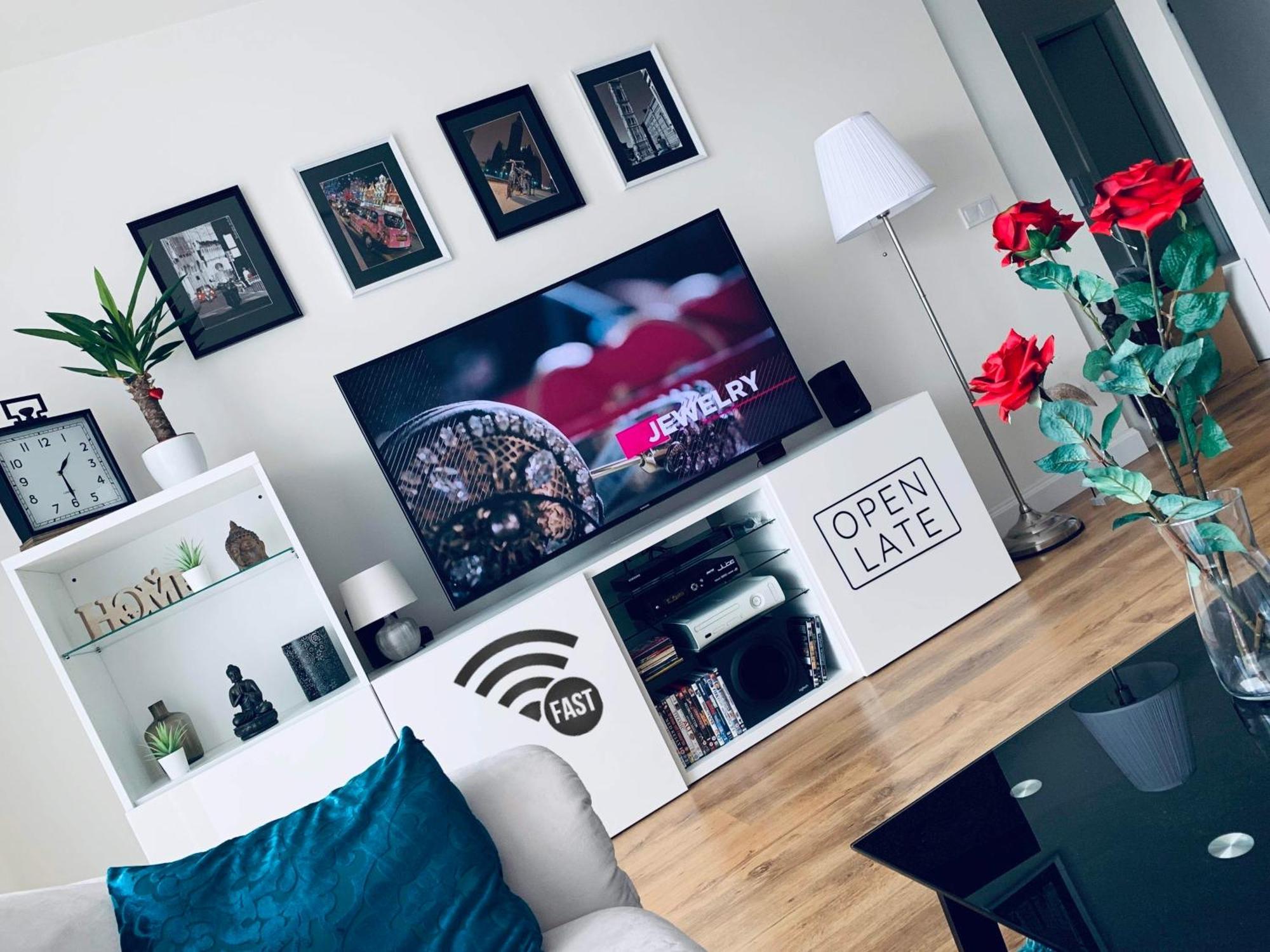 E1 Luxury Oldtown Apt - 2X Parking, Foodstore, Pcscreen, Netflix, Unlimited Music, Crib, Babychair, Fastwifi, Aircon Koszyce Zewnętrze zdjęcie