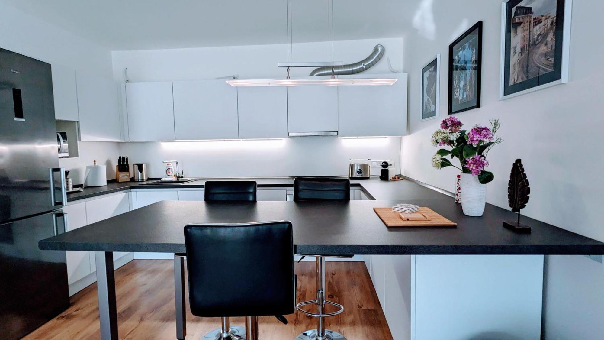E1 Luxury Oldtown Apt - 2X Parking, Foodstore, Pcscreen, Netflix, Unlimited Music, Crib, Babychair, Fastwifi, Aircon Koszyce Zewnętrze zdjęcie